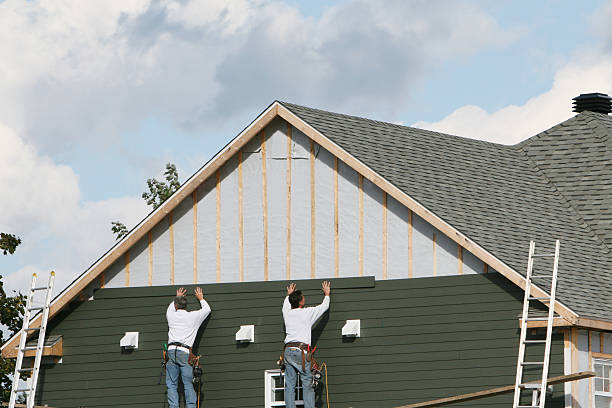 Professional Siding Contractor technician working in Edinburg, IL